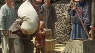 百姓按量交粮，不料经过官斛官秤，七十五斤变成五十五斤！