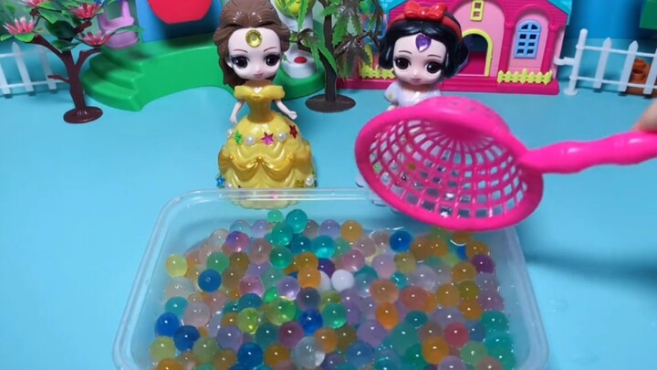 Hoạt hình đồ chơi: Belle Baixue chơi với các hạt bong bóng