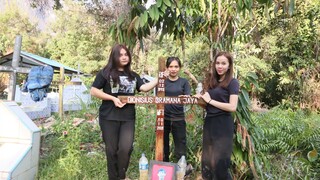 gadis Dayak berziarah ke makam almarhum bang Jay😇