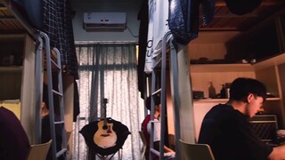 Saat teman sekamar memimpin dalam menyanyikan baris pertama, seluruh asrama bernyanyi serempak, dan 