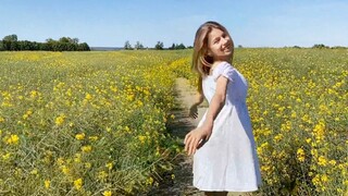 想和俄罗斯女孩牵手花海吗？