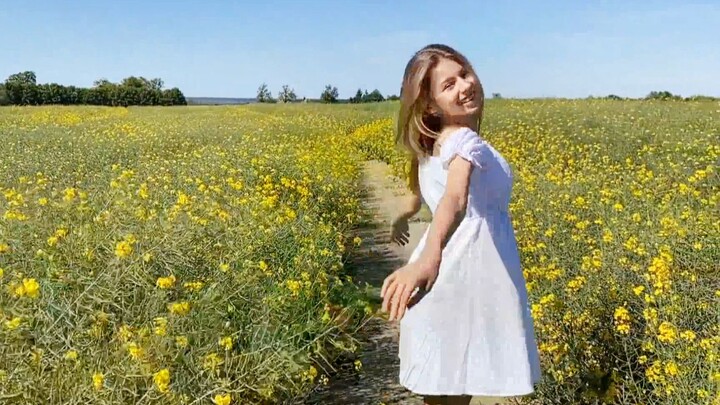 هل ترغب في الإمساك بيد فتاة روسية وسط بحر من الزهور؟