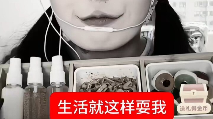 جرو حليب يرش الفراولة بجانب الليمون بجانب الحليب