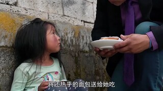 小女孩，坚强的让人心疼，懂事的让人流泪