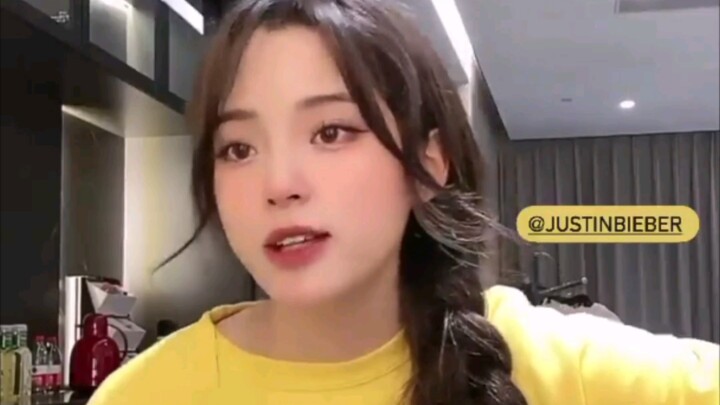Ouyang Nana dan Meng De membawakan ulang lagu nomor satu Justin Bieber, “Peaches”