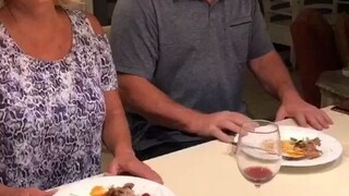 Ibu dan Ayah datang mengunjungi rumah baru putra mereka. Melihat keterampilan mereka dalam bekerja, 
