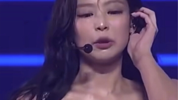 Jennie在唱kick it和forever young时一直强忍泪水 妮也很舍不得吧…