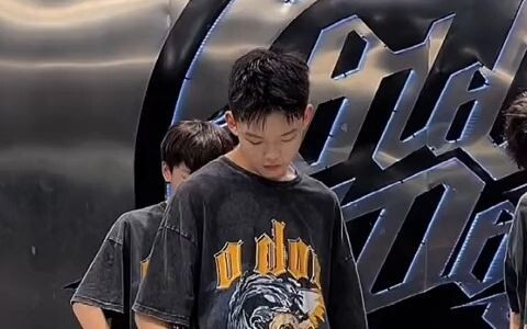 15-year-old boy dances to [Wang Yibo] 5 captains show off motorcycle dance on this street | O-DOG Li