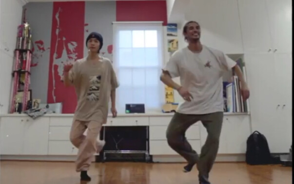 【seanlew】Sean is so handsome when he dances house. He really never misses any opportunity to learn. 