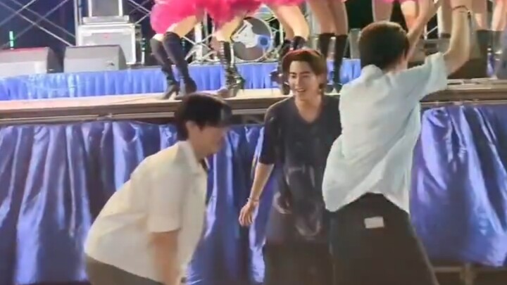 النسخة التايلاندية: لا تخافوا، لا تخافوا! هؤلاء الأطفال الثلاثة مضحكون جداً. أيها الساحر، هيا ابدأ ا