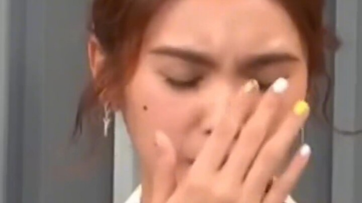 Quay cảnh hôn với người quen thì cảm giác thế nào nhỉ?