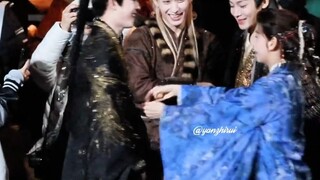 เด็กๆส่งเสียงดังและพ่อแม่ก็หัวเราะ