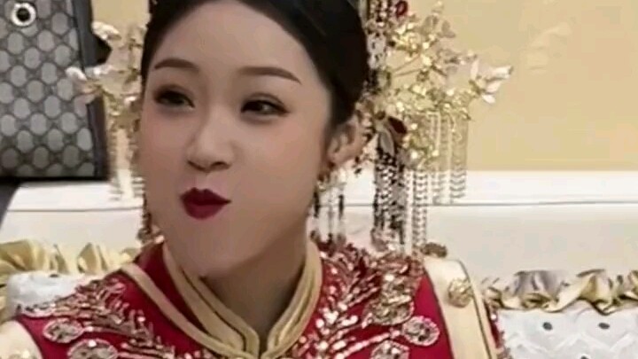 เจ้าสาวระหว่างรอรับขบวนขันหมากก็แวะกินซาลาเปา ซดคำเดียวหมด น่ารักสุดๆ!