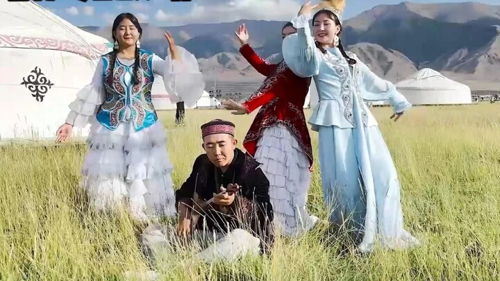 Gadis-gadis etnis minoritas Xinjiang berbakat dan serba bisa. Chinar mengajarkan tari tradisional "K