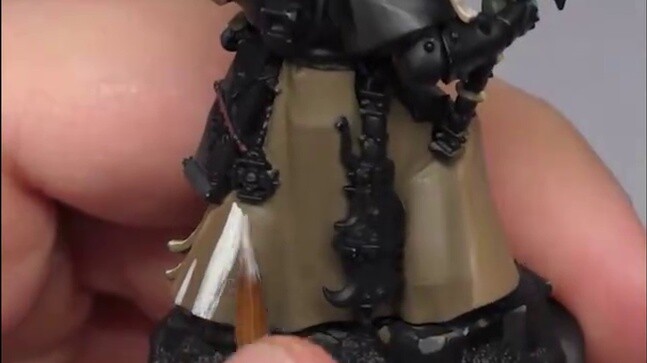 ทำความเข้าใจในหนึ่งนาทีว่าหัวหน้า Warhammer ใช้ pointillism เพื่อวาดการไล่ระดับสีอย่างไร