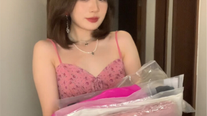 Hãy mở hộp quần áo mới và thử chúng!