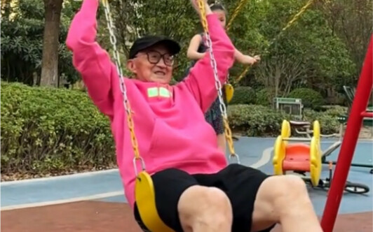 Ông nội 86 tuổi mách bạn cách mặc sao cho trông trẻ trung hơn