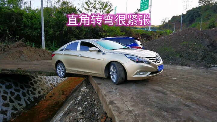 Setelah belok tegak lurus, roda belakang melayang!