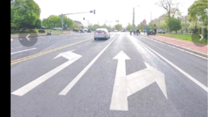 Motorcyclist idling at a red light gets honked at by the car behind—traffic cop steps in to educate 