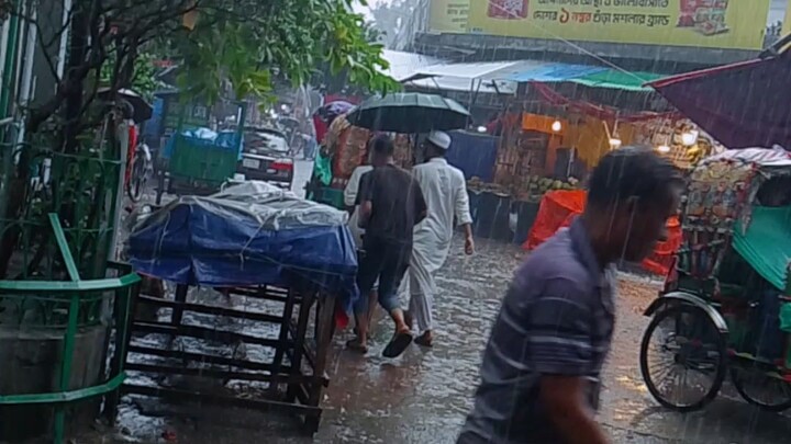 হঠাৎ বৃষ্টিতে আনন্দ