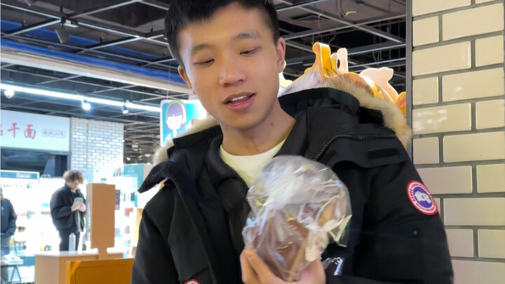 When your boyfriend’s craving a snack but can’t eat much and wants you to finish the rest for him