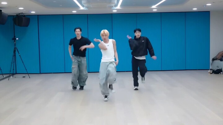 JYP, kamu punya penari utama sehebat itu kok disimpan aja?