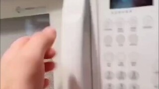 لماذا فرن الميكروويف مصنوع من المعدن، ولكن لا يمكنك وضع المعدن داخله؟