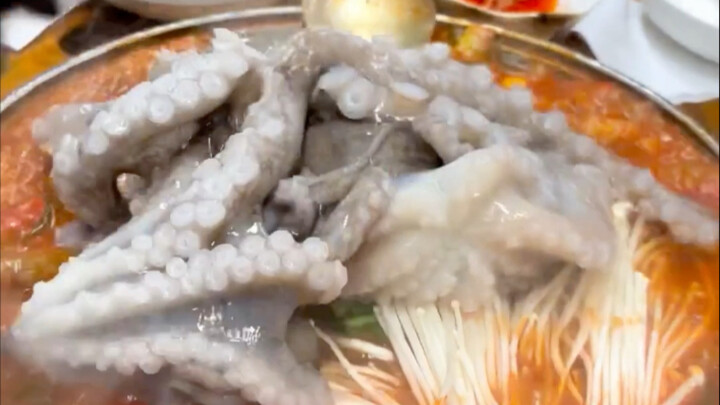 หม้อปลาหมึกสดทั้งตัว