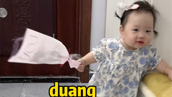 Kepalaku terbentur, kalau saja aku tidak memegang bunga, sudah pasti aku akan menangis.