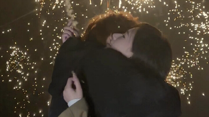 ฉันขอพรจากดอกไม้ไฟ โดยหวังว่าผู้คนรอบข้างฉันจะอยู่เคียงข้างฉันเสมอ