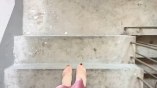The girl wore a skirt and wanted to walk more gracefully, but... Netizens: Who was chopping the dump