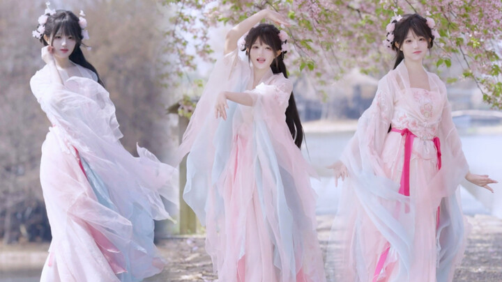 Falling flowers are full of sentiment—so is the baby •˶ɞ˶•