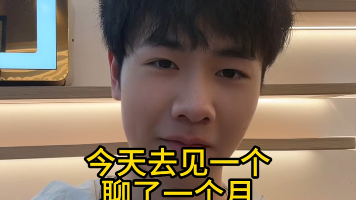 【Yu Chen】Today I’m bringing you meet a 1.8-meter-tall, regal lady in traditional Chinese attire.