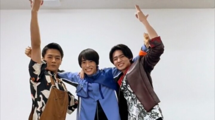 Classmate Heroes Trio – Dancing the “Bunbunsha” Ending Theme Together