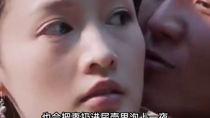 ปลายหมู่บ้านฝั่งทิศตะวันออกโชยกลิ่นเหม็นอบอวล หญิงสาวผู้เคยหลับนอนกับชายมาแล้วถึงสี่คน และถูกตราหน้า