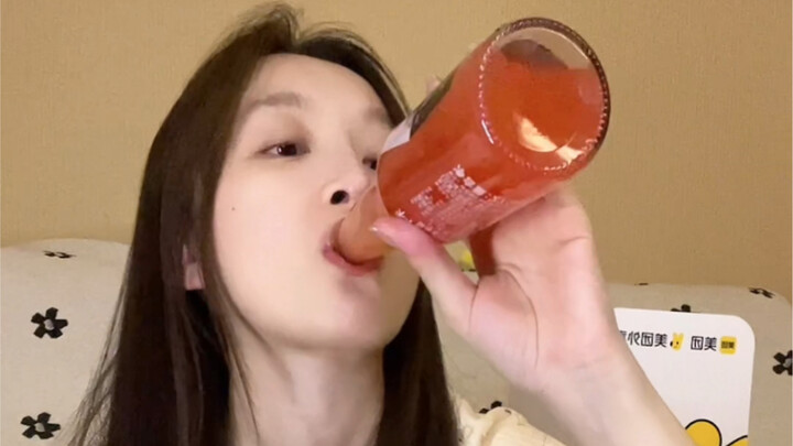 Setiap orang ingin diam-diam menikmati minuman sendirian di tengah malam!