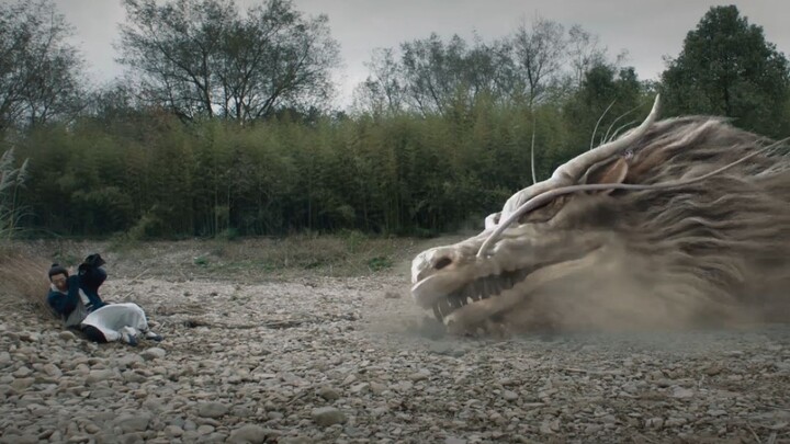 A giant dragon crashes from the sky—scholar pees himself on the spot! The latest movie adaptation of