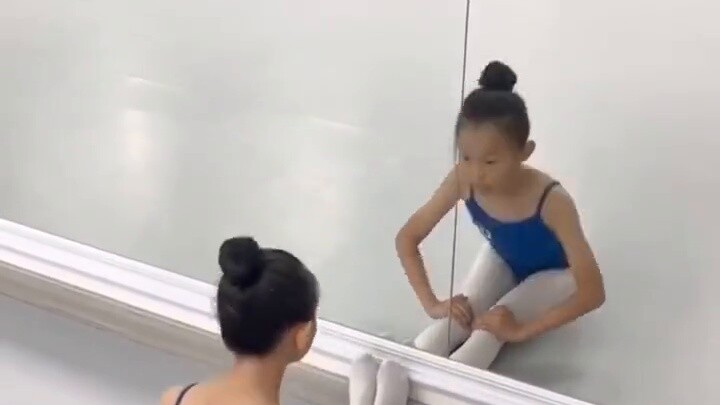 How to do the splits? Practice these five movements to easily do the splits. In addition to training