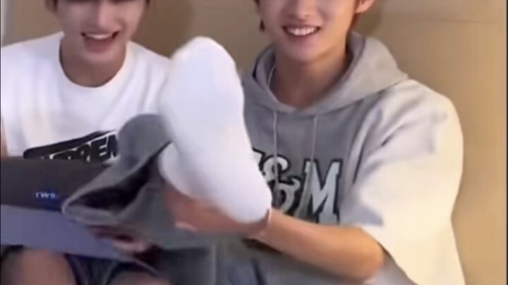 [TWS] You'd think it was Chengdu's green card if you didn't know better—white socks, smelly feet, an