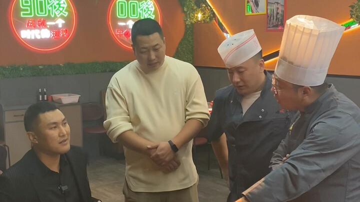 Sau khi cải tạo, nhà hàng Lão Tứ lại đối đầu lần thứ hai với đối thủ cùng ngành.