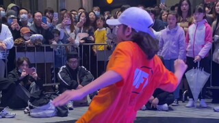 The opponent in the street dance competition performed "Drunken Master"