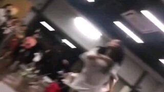 他们俩的内心os:一个老子最帅！一个老娘最美！