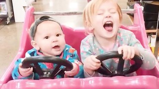 ลูกพี่ลูกน้องชอบเล่นด้วยกัน - ลูกแฝดและพี่น้องแสนตลก