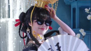 يبدو أنه يرتدي نظارة شمسية، لكنه في الواقع خلعها