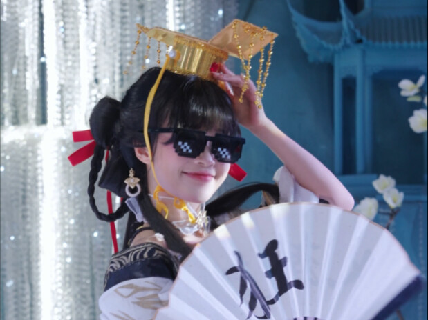 يبدو أنه يرتدي نظارة شمسية، لكنه في الواقع خلعها