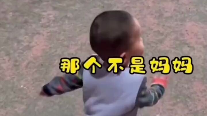 امرأة ترتدي نفس الزي مع أم طفل لطيف، فيخطئ الطفل ويظنها أمه، ما يُثير ضحك الأب!