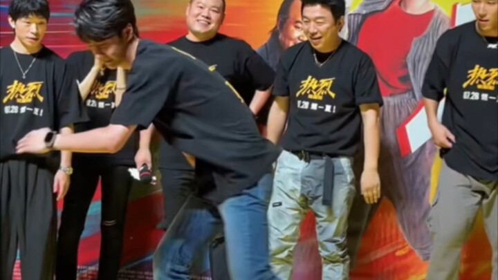 【Lễ công chiếu nóng bỏng của Vương Nhất Bác】Trời ơi, anh ấy đang nhảy đó!