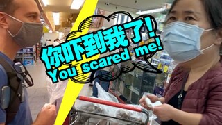 Dua orang Amerika berlatih bahasa Mandarin di sebuah supermarket Asia, bahasa Mandarin mereka yang f