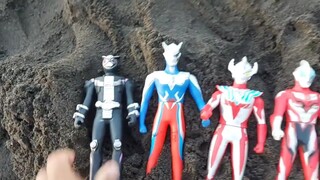 MENEMUKAN BANYAK HARTA KARUN MAINAN ULTRAMAN KAMEN RAIDER DI DALAM PASIR