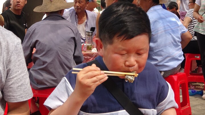 The young man from the mountain married a beautiful doctor from Xi'an. The old boy was invited to ta